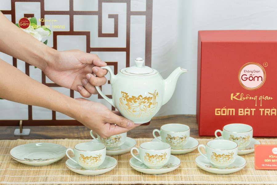 Bộ Trà Men Trắng Dáng Minh Long Hoa Sen Vẽ Vàng