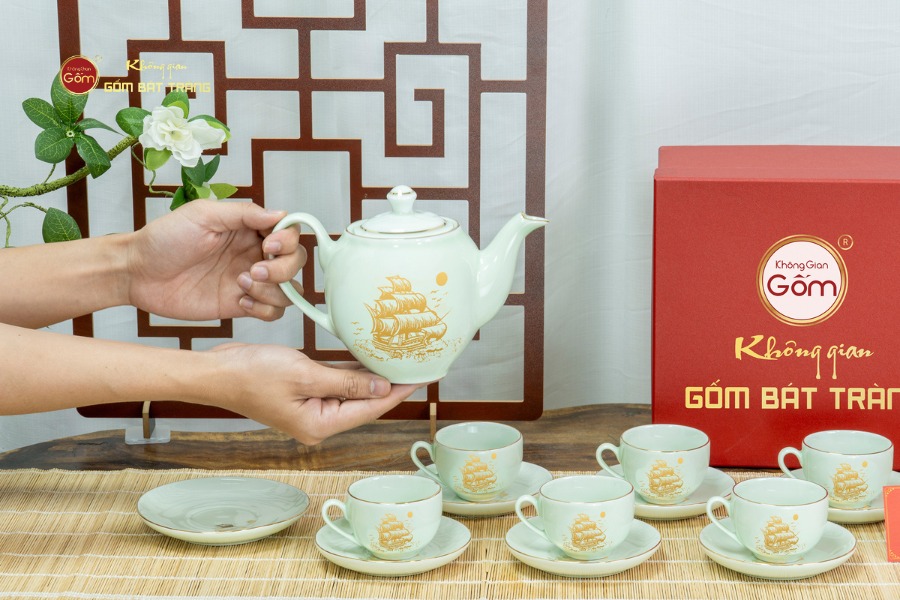 Bộ Trà Men Trắng Dáng Minh Long Thuận Buồm Xuôi Gió Vẽ Vàng