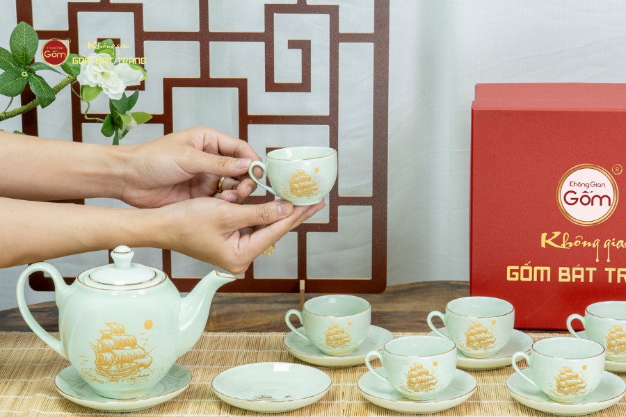 Bộ Trà Men Trắng Dáng Minh Long Thuận Buồm Xuôi Gió Vẽ Vàng