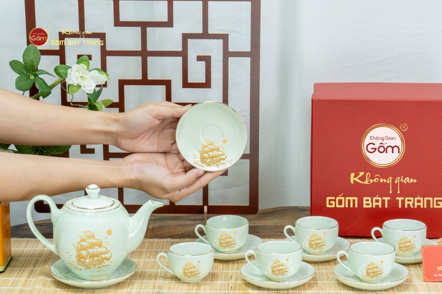 Bộ Trà Men Trắng Dáng Minh Long Thuận Buồm Xuôi Gió Vẽ Vàng