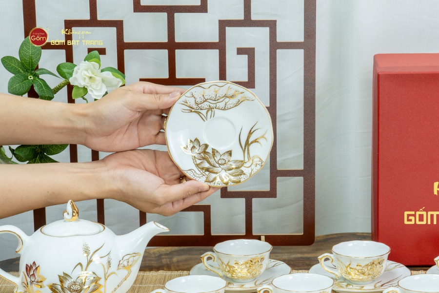 Bộ Trà Men Trắng Mẫu Đơn Hoa Sen Vẽ Vàng