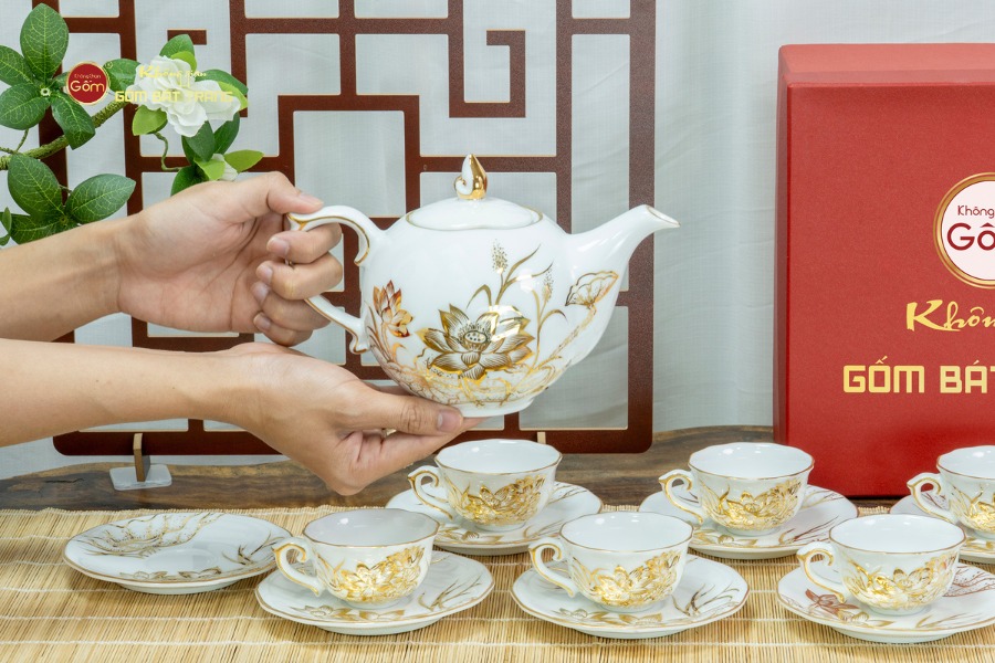 Bộ Trà Men Trắng Mẫu Đơn Hoa Sen Vẽ Vàng