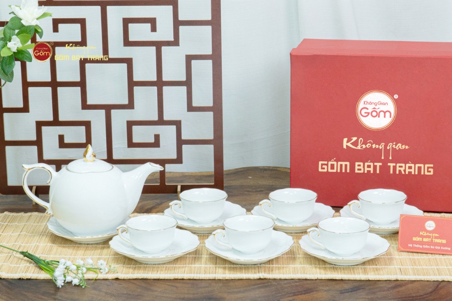 Bộ Trà Men Trắng Mẫu Đơn Ly Lượn Vẽ Vàng