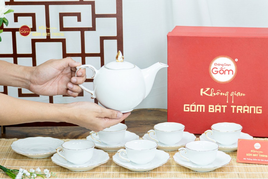 Bộ Trà Men Trắng Mẫu Đơn Ly Lượn Vẽ Vàng