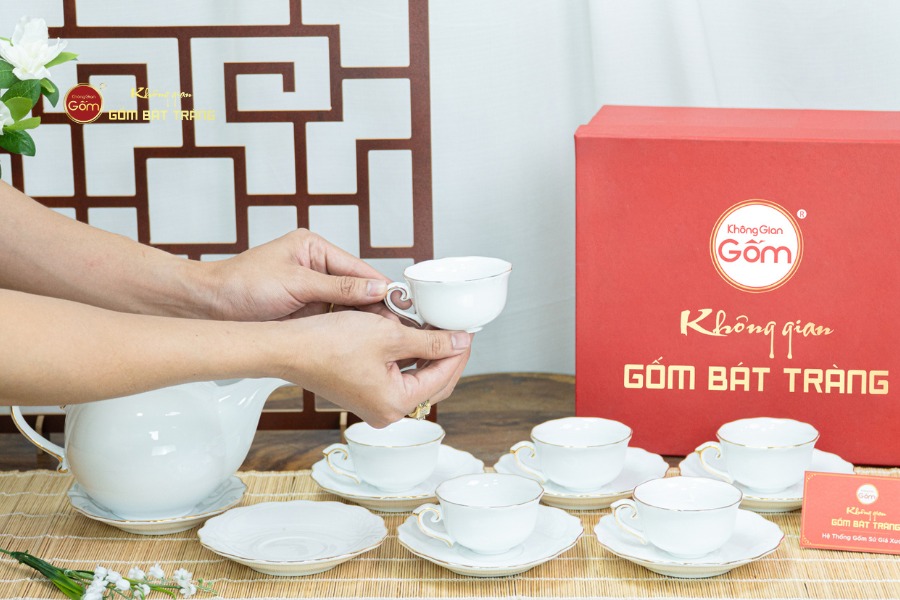 Bộ Trà Men Trắng Mẫu Đơn Ly Lượn Vẽ Vàng