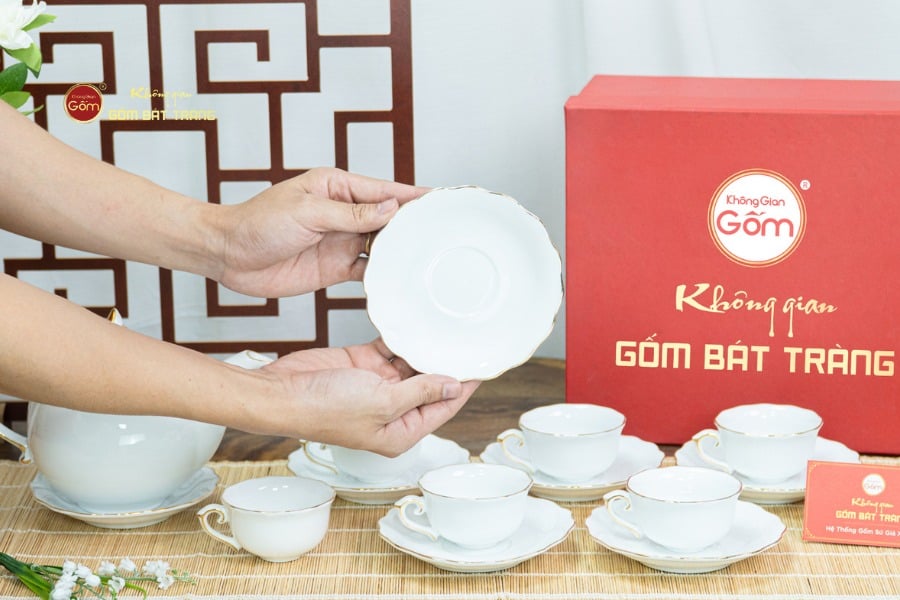 Bộ Trà Men Trắng Mẫu Đơn Ly Lượn Vẽ Vàng