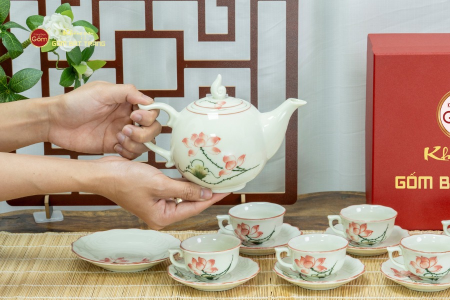 Bộ Trà Men Trắng Mẫu Đơn Vẽ Hoa Sen Màu