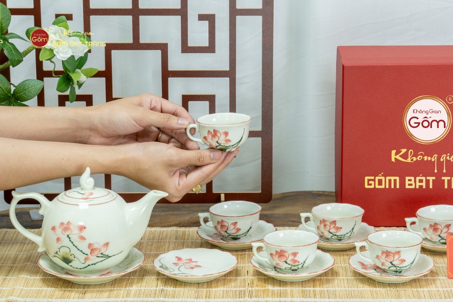 Bộ Trà Men Trắng Mẫu Đơn Vẽ Hoa Sen Màu
