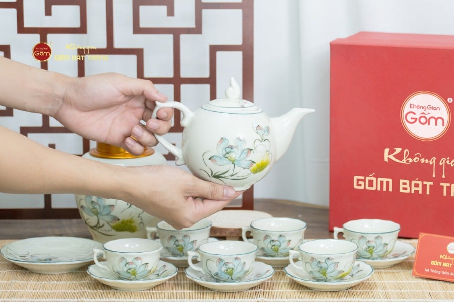 Bộ Trà Men Trắng Ngọn Lửa Họa Tiết Hoa Sen