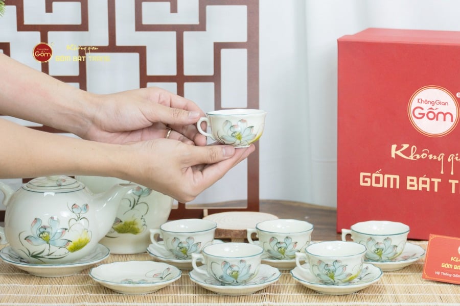 Bộ Trà Men Trắng Ngọn Lửa Họa Tiết Hoa Sen