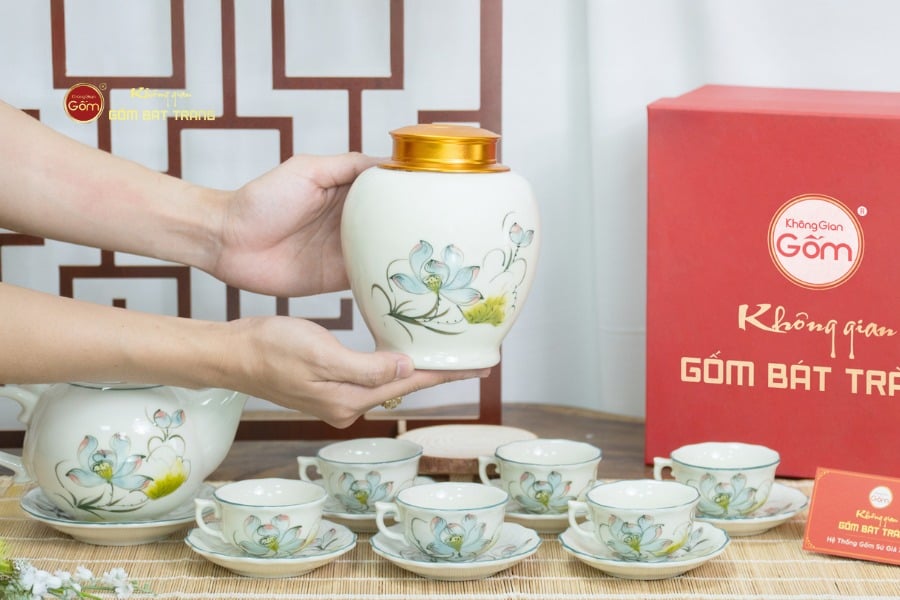 Bộ Trà Men Trắng Ngọn Lửa Họa Tiết Hoa Sen