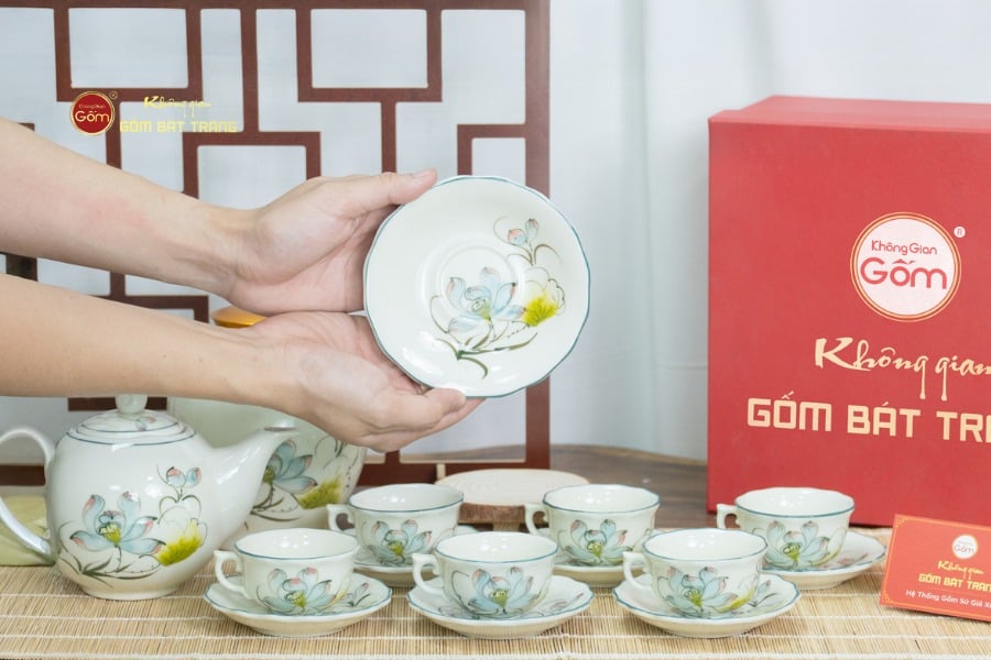 Bộ Trà Men Trắng Ngọn Lửa Họa Tiết Hoa Sen