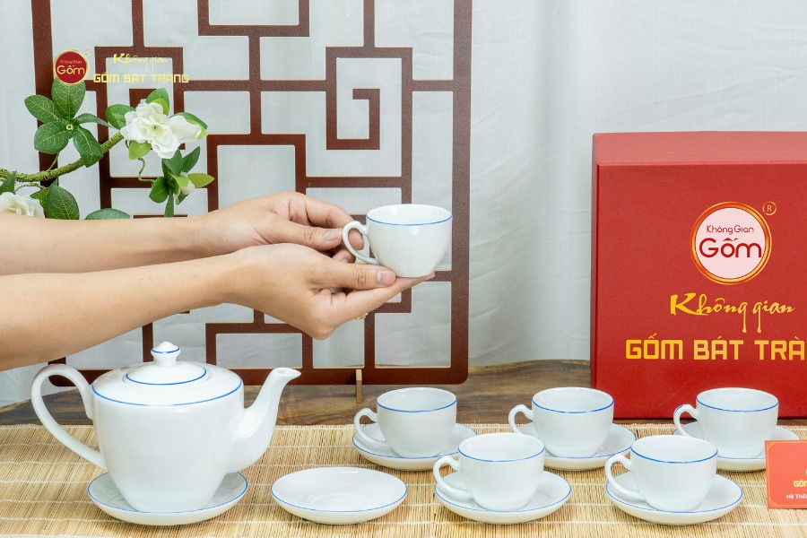 Bộ Trà Men Trắng Vai Vuông Kẻ Viền Xanh