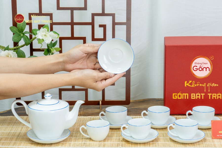 Bộ Trà Men Trắng Vai Vuông Kẻ Viền Xanh