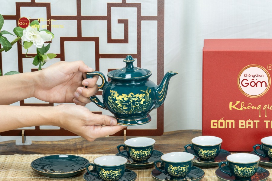 Bộ Trà Men Xanh Lam Đài Các Hoa Sen Vẽ Vàng