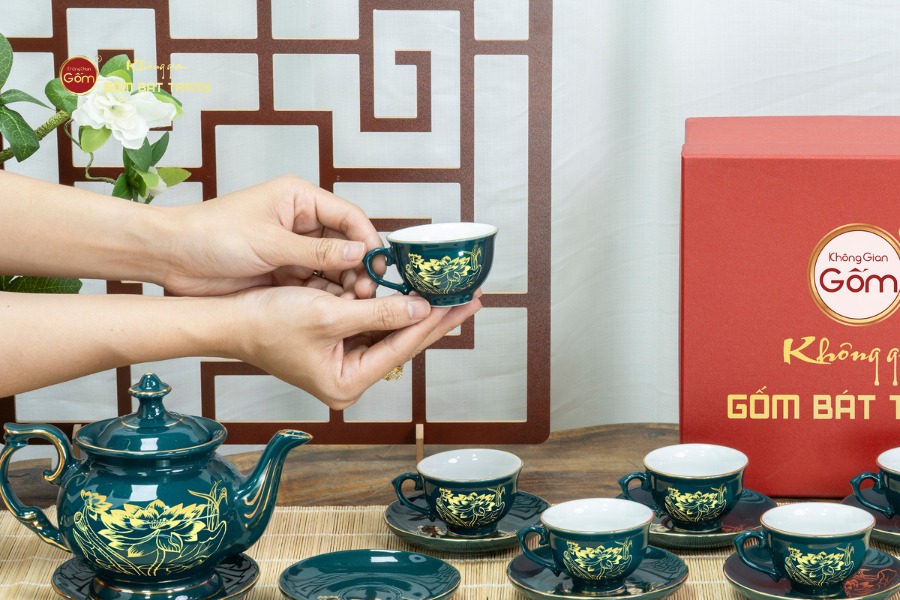 Bộ Trà Men Xanh Lam Đài Các Hoa Sen Vẽ Vàng