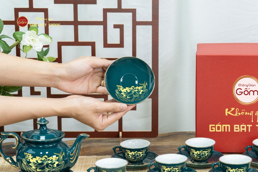 Bộ Trà Men Xanh Lam Đài Các Hoa Sen Vẽ Vàng
