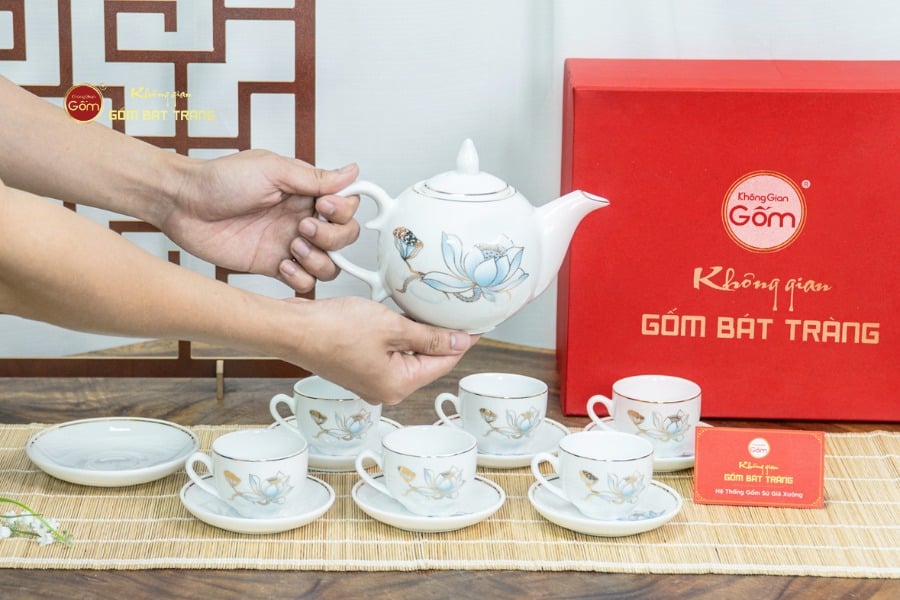 Bộ Trà Ngọn Đèn Hoa Sen Xanh Vẽ Vàng