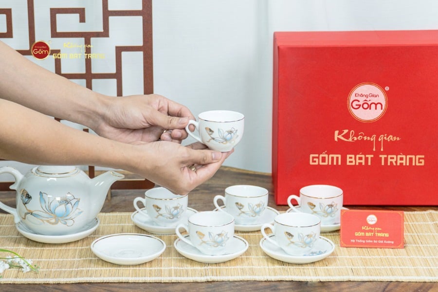 Bộ Trà Ngọn Đèn Hoa Sen Xanh Vẽ Vàng