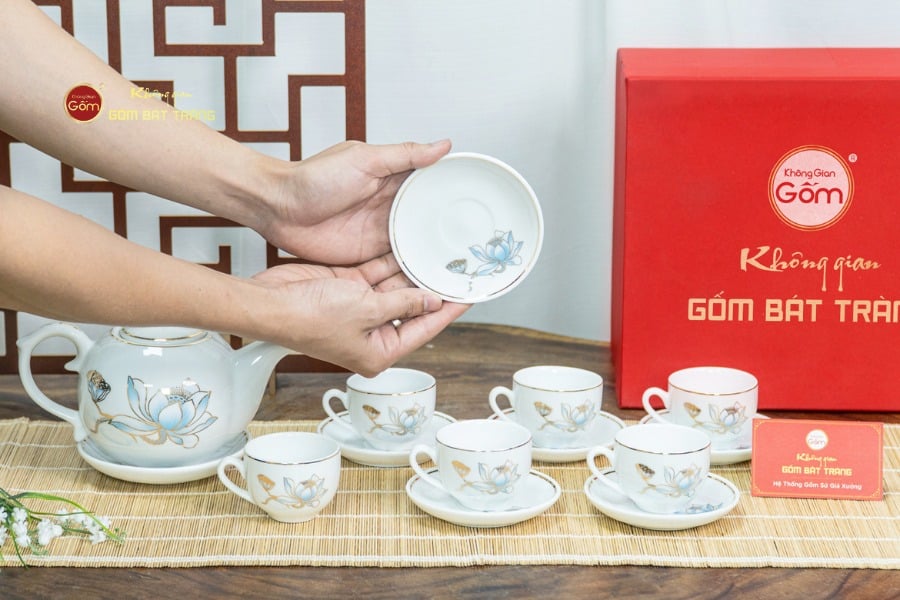 Bộ Trà Ngọn Đèn Hoa Sen Xanh Vẽ Vàng