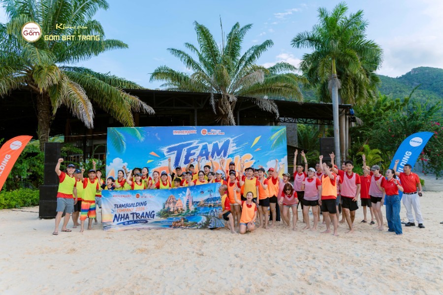 Tập thể cán bộ - nhân viên tham gia team building