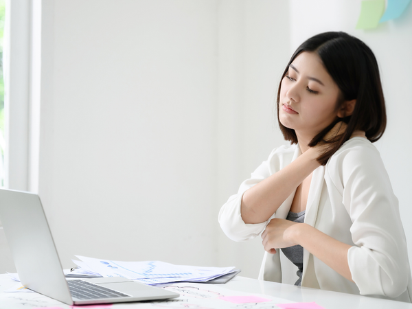 TẠI SAO DÂN VĂN PHÒNG HAY ĐAU CỔ VAI GÁY?