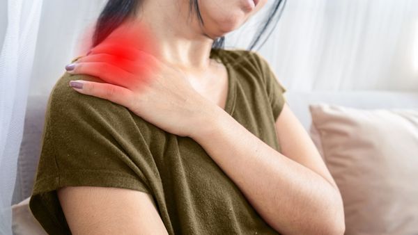 CÁCH GIẢM ĐAU CỔ VAI GÁY BÊN PHẢI