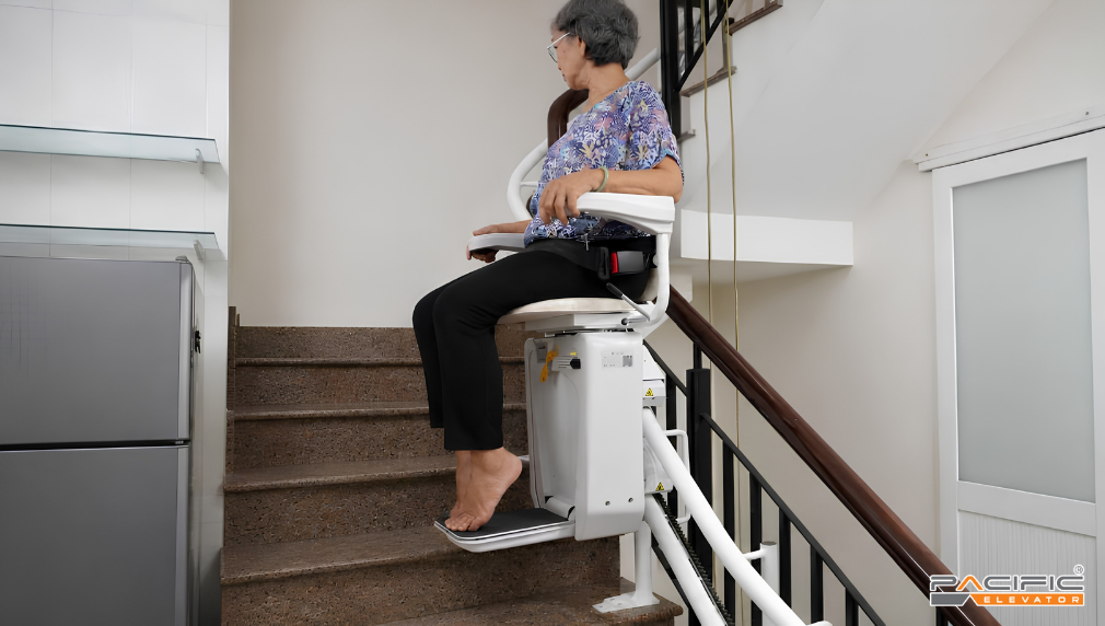 Khách hàng cao tuổi sử dụng thang ghế Stairlift Pacific