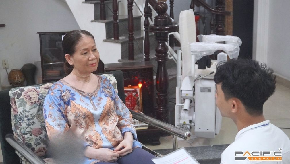 Hình ảnh Cô Chi chia sẻ cảm nhận sau khi lắp đặt thang ghế Stairlift