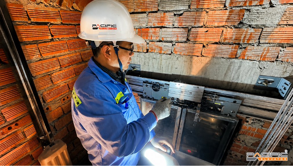 Hình ảnh nhân viên Thang máy Pacific lắp đặt thang máy