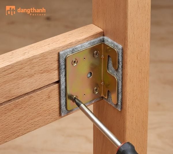 Bắt vít khi xử lý giường kêu bằng pát sắt chịu lực