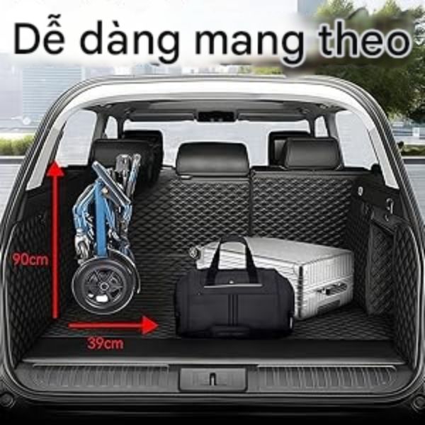 Nội thất cốp xe cho thấy sức chứa. Cốp xe chứa một chiếc xe lăn màu xanh lam đã gấp gọn, hành lý, với kích thước cao 90 cm và rộng 39 cm. Chữ