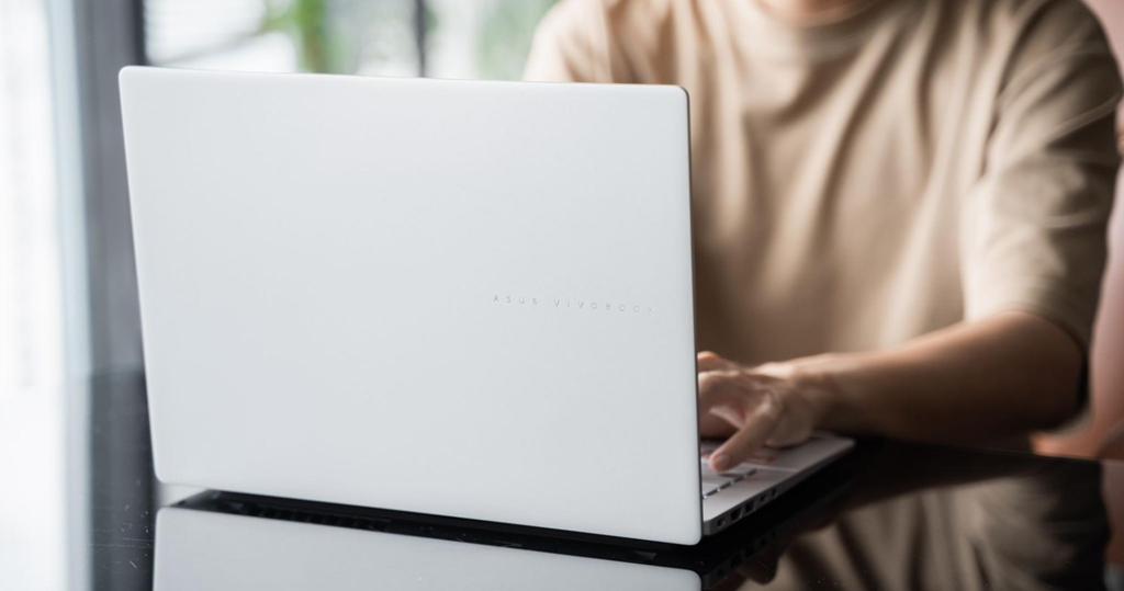 sinh viên sử dụng laptop vivobook