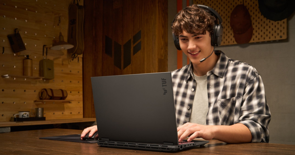 sinh viên sử dụng laptop TUF