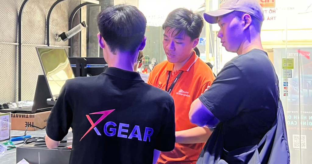 Nhân viên Xgear tận tình tư vấn khahcs hàng