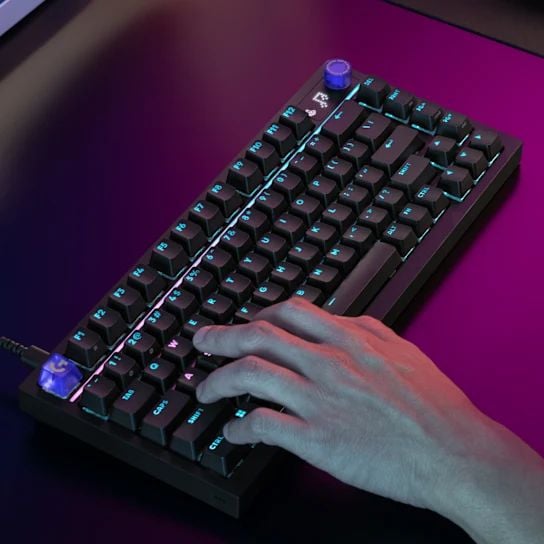người dùng sử dụng bàn phím cơ gaming g316 x 75