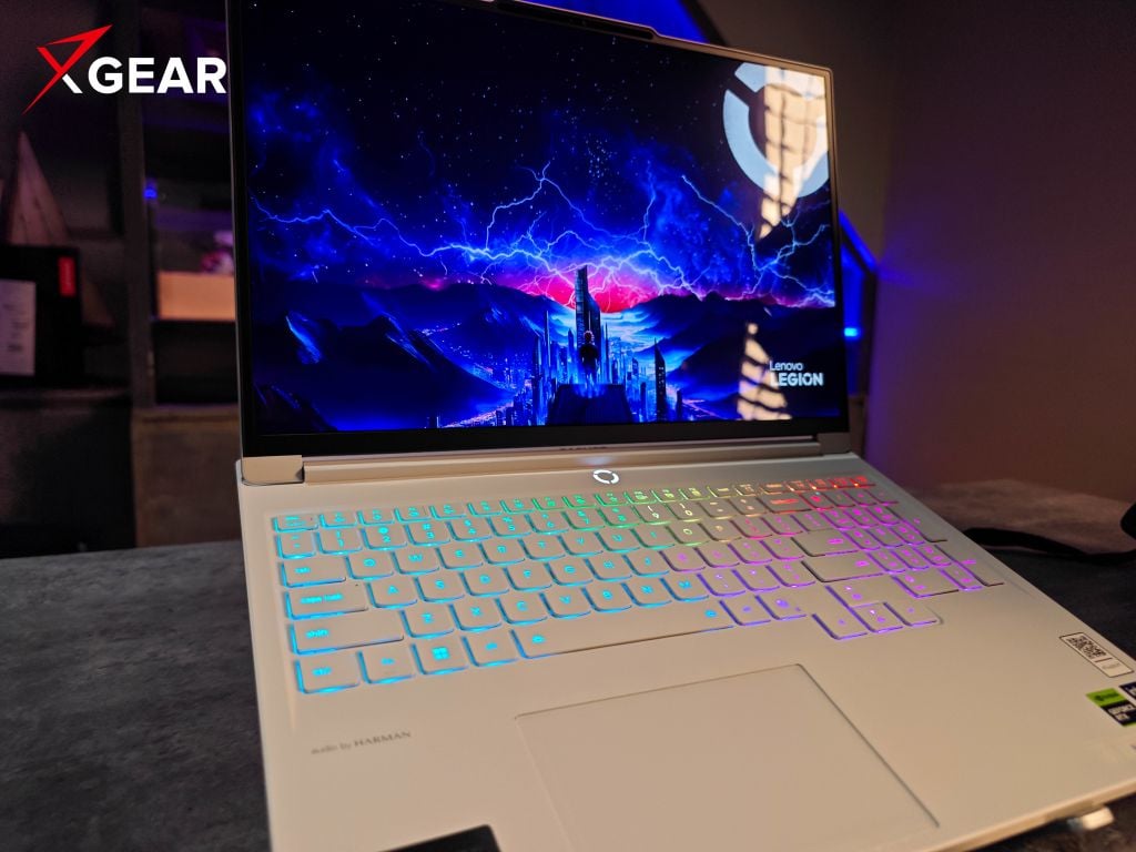 Laptop Gaming LENOVO Legion 7 màn hình OLED hiển thị sắc nét