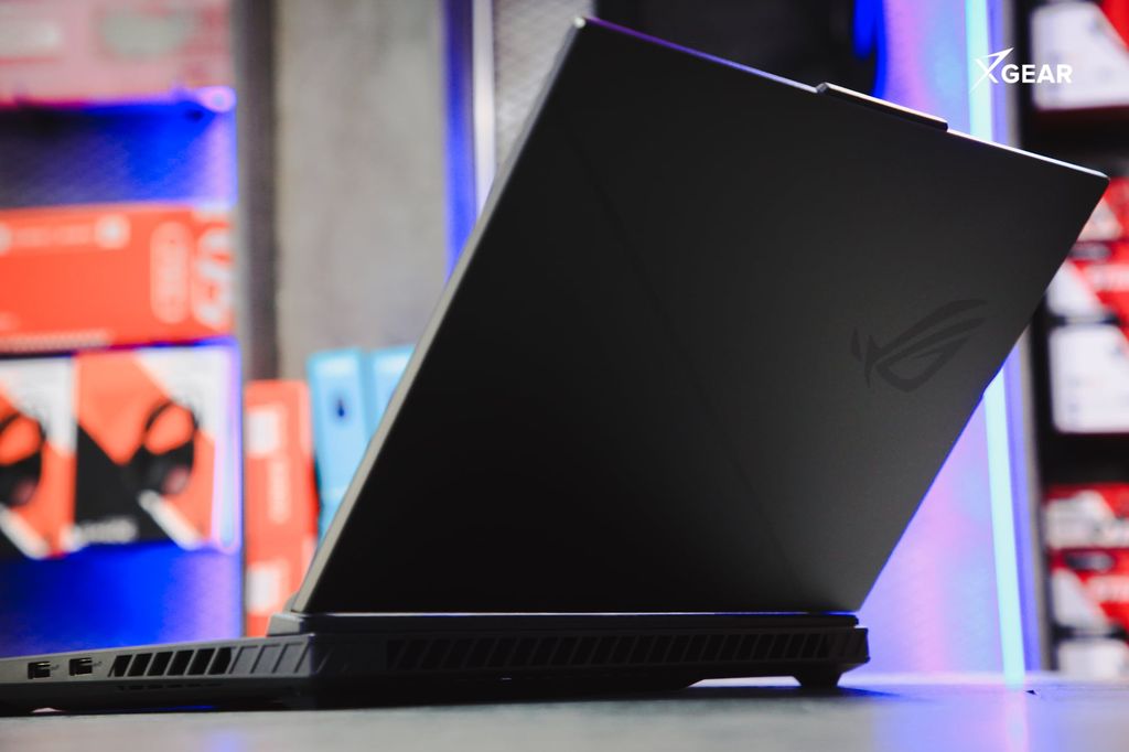 ASUS ROG Strix G16 G614PP TS112W thiết kế giữ trọn DNA của laptop gaming