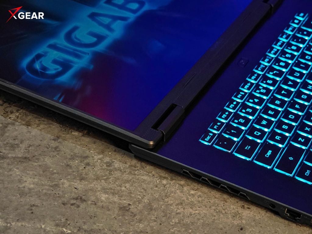 Gigabyte A16 CMHI2VN894SH hành trình phím sâu với đèn nền màu xanh đặc trưng