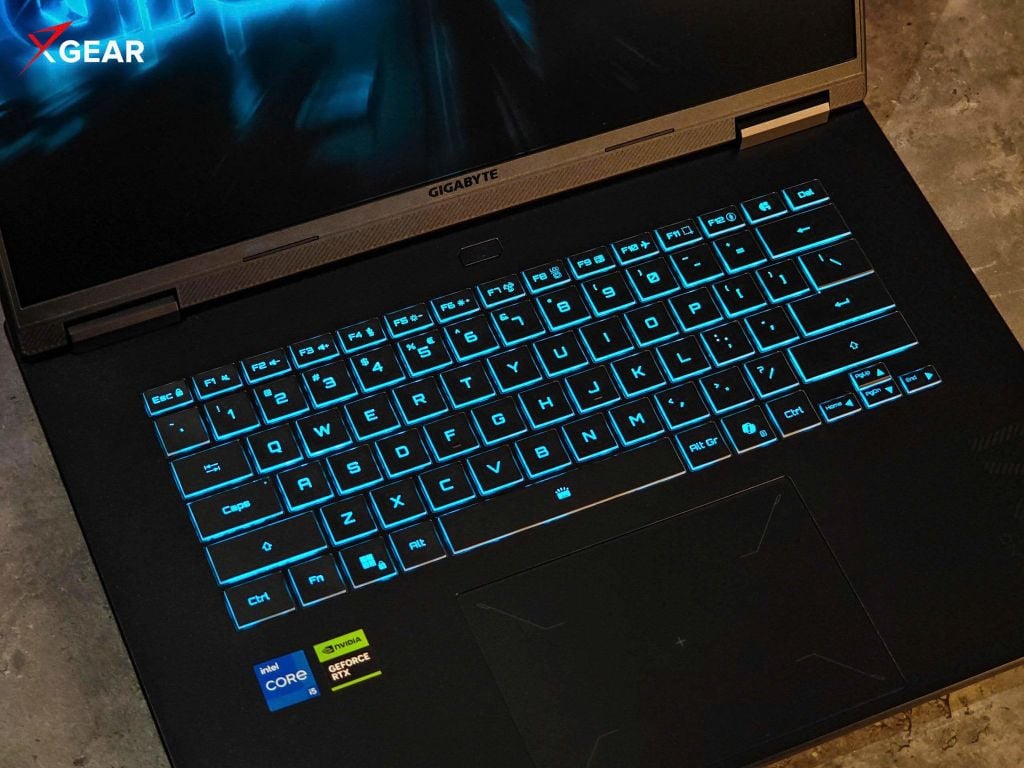 Laptop Gaming Gigabyte A16 CTHH3VN893SH thiết kế gaming với đèn nền màu xanh lá