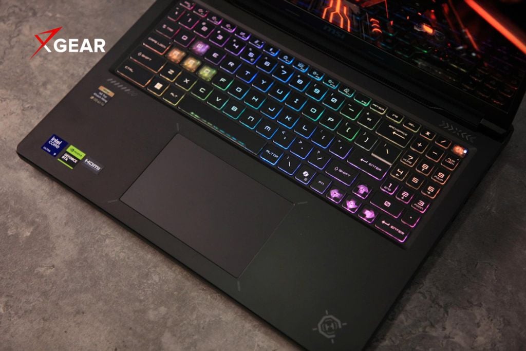 Laptop Gaming MSI Crosshair 16 HX E14VFK-074VN bàn phím