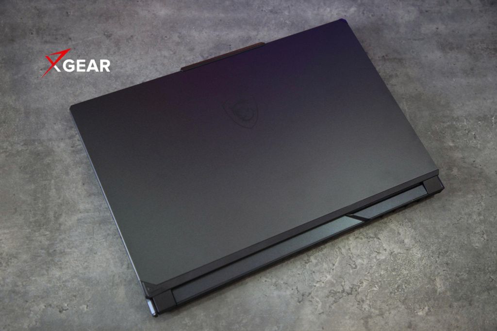 laptop gaming msi cyborg 15 black edition a13ve 2410vn góc từ trên xuống