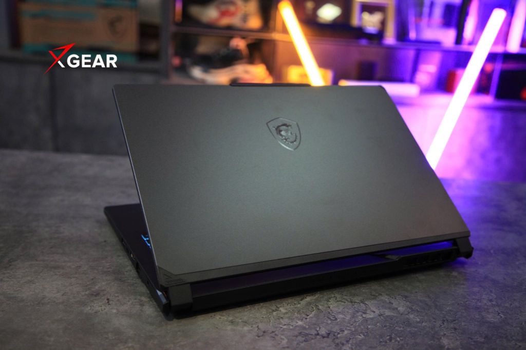 laptop gaming msi cyborg 15 black edition a13ve 2410vn góc đằng sau