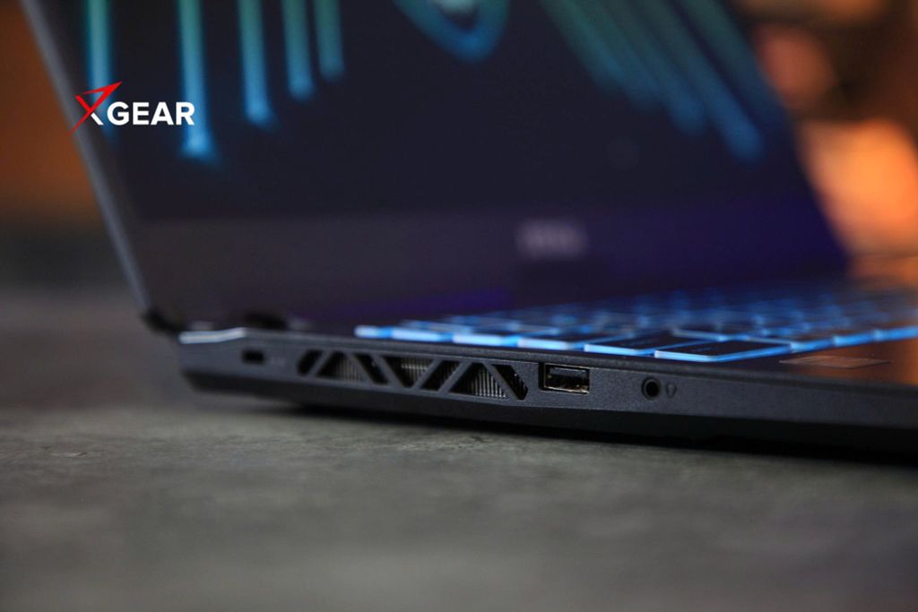 laptop gaming msi cyborg 15 black edition a13ve 2410vn các cổng kết nối bên trái