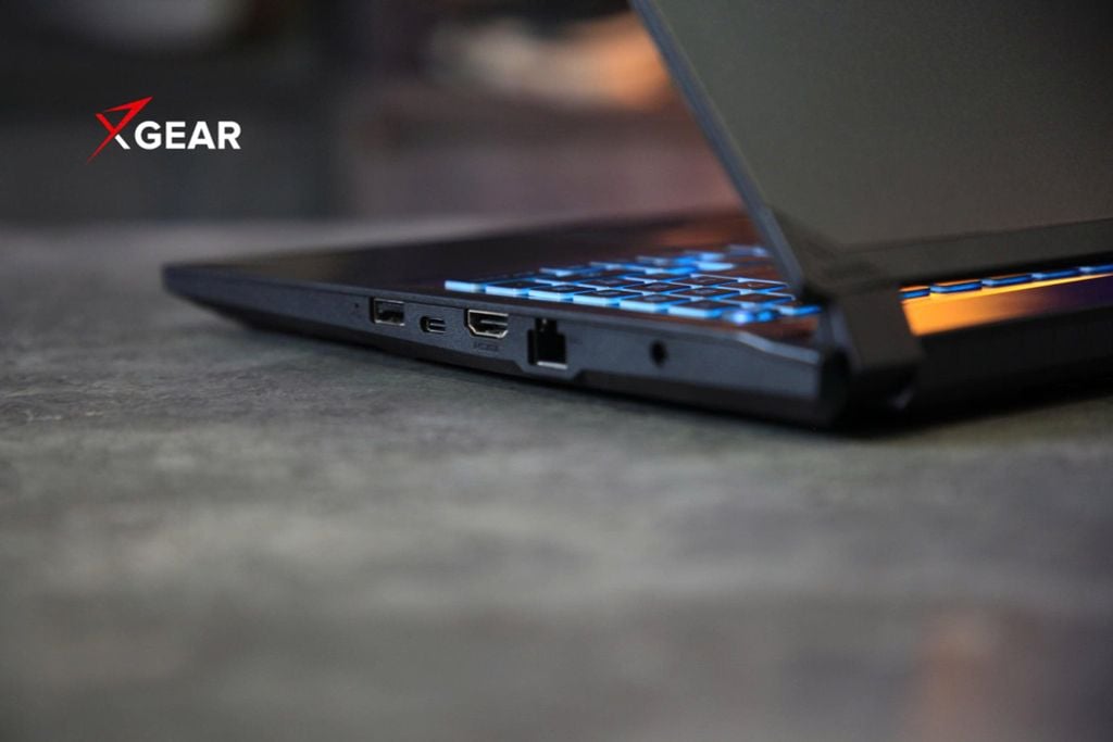 laptop gaming msi cyborg 15 black edition a13ve 2410vn cổng kết nối bên phải