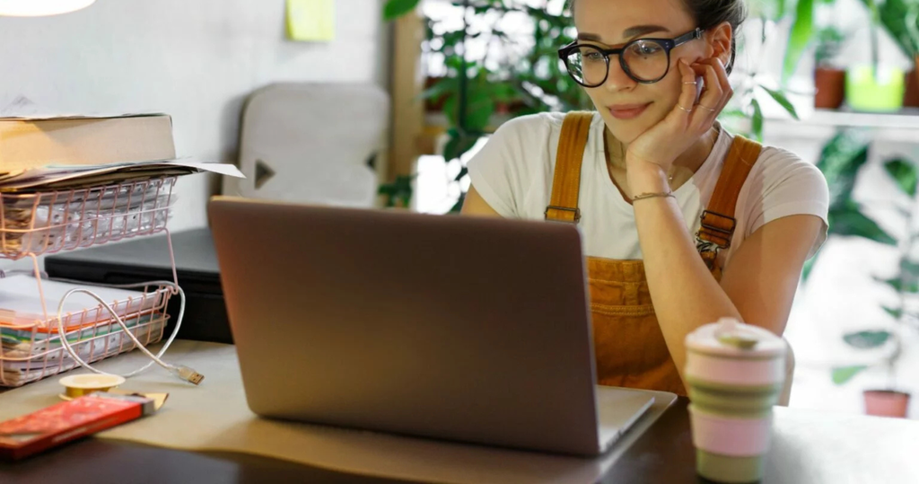 sinh viên dùng laptop học ngoài quán cafe
