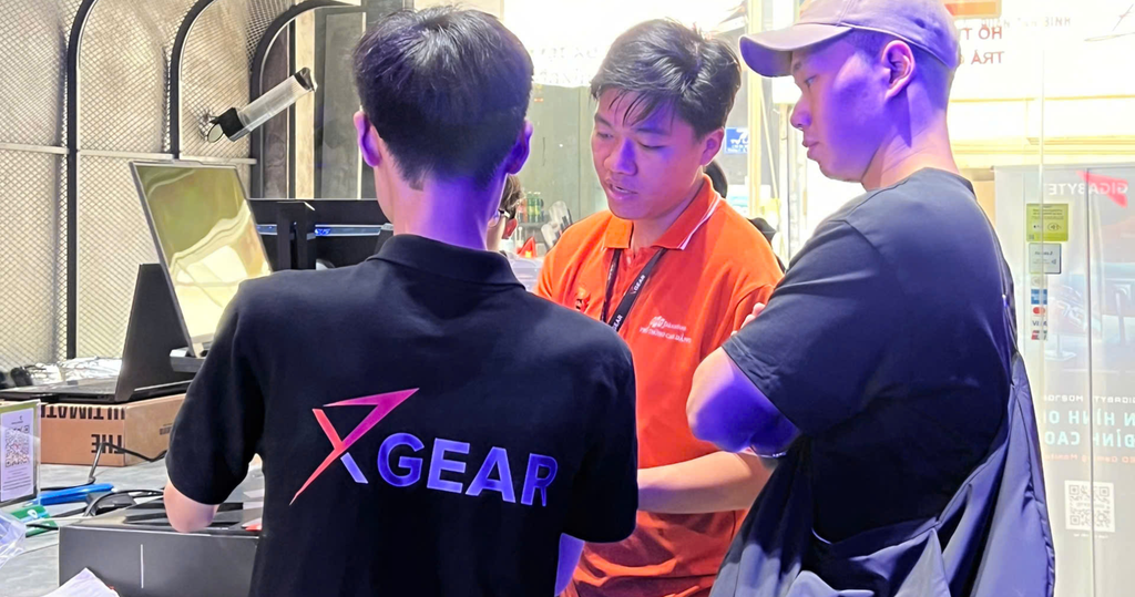 nhân viên sxgear tư vấn cho khách hàng