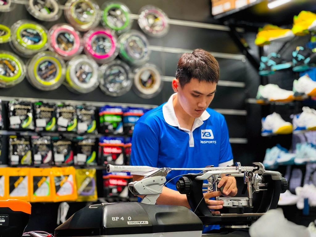 Nhân viên XBSPORTS đang đan vợt cầu lông