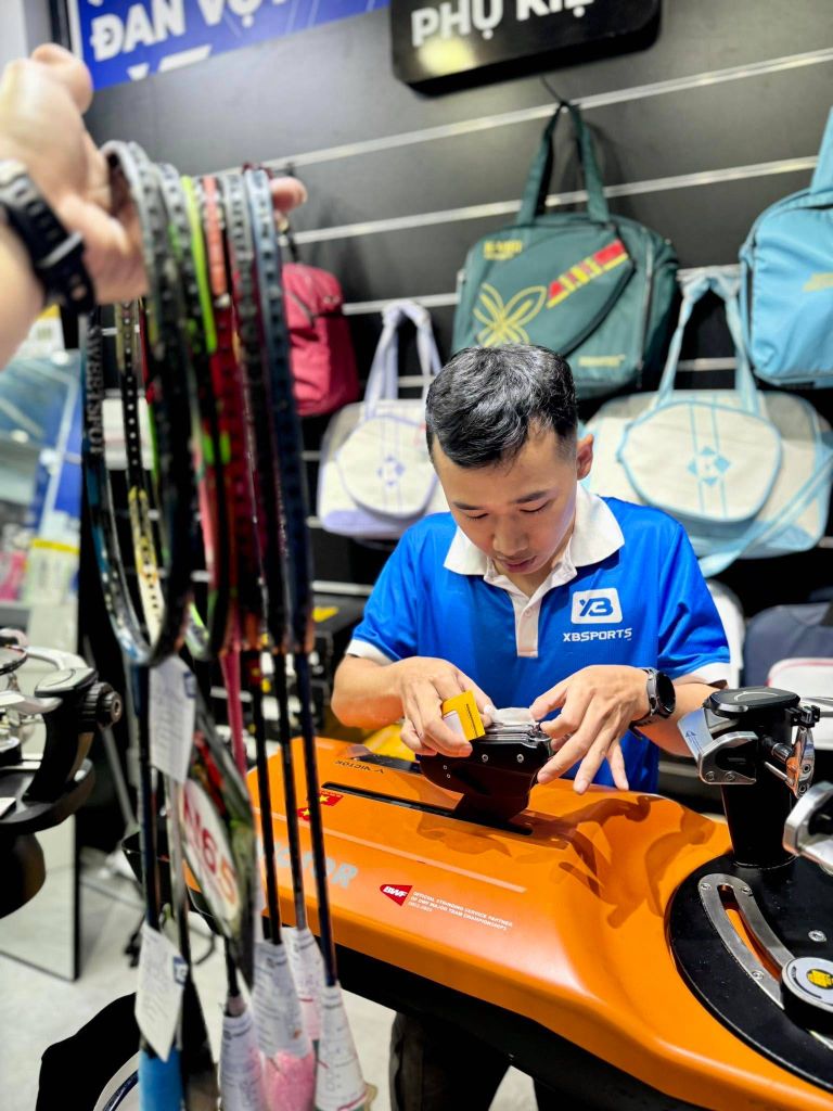 Nhân viên XBSPORTS đang đan vợt cầu lông