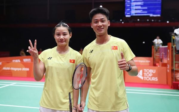 Vận động viên đang đỡ cầu